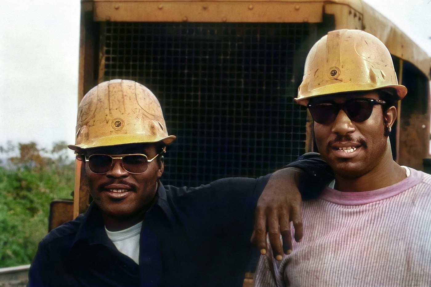 Deux ouvriers africains en casque de chantier