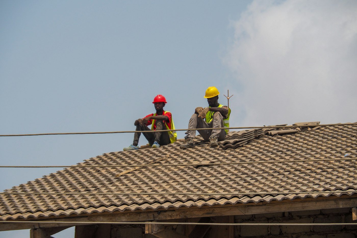 Ouvriers posant une toiture