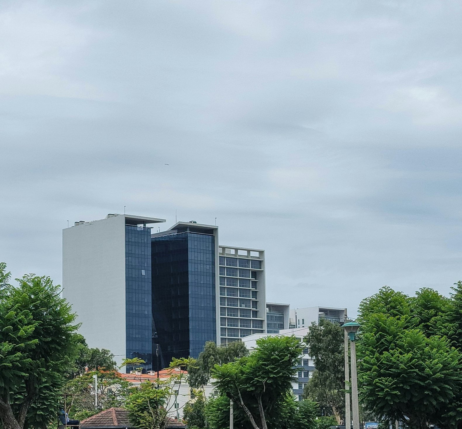 Tours d'affaires d'une capitale africaine sous un ciel bleu